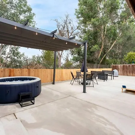 Urban Retreat Fun Relax Self Check-In Hot Tub Foosball Fire Pit Cornhole